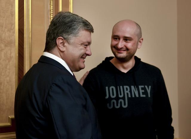 Ukrainian President Petro Poroshenko and Arkady Babchenko speak on May 30 (Tanjug/AP)